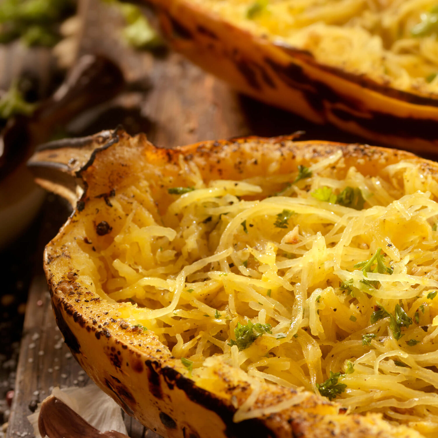 courge spaghetti préparée sur table en bois