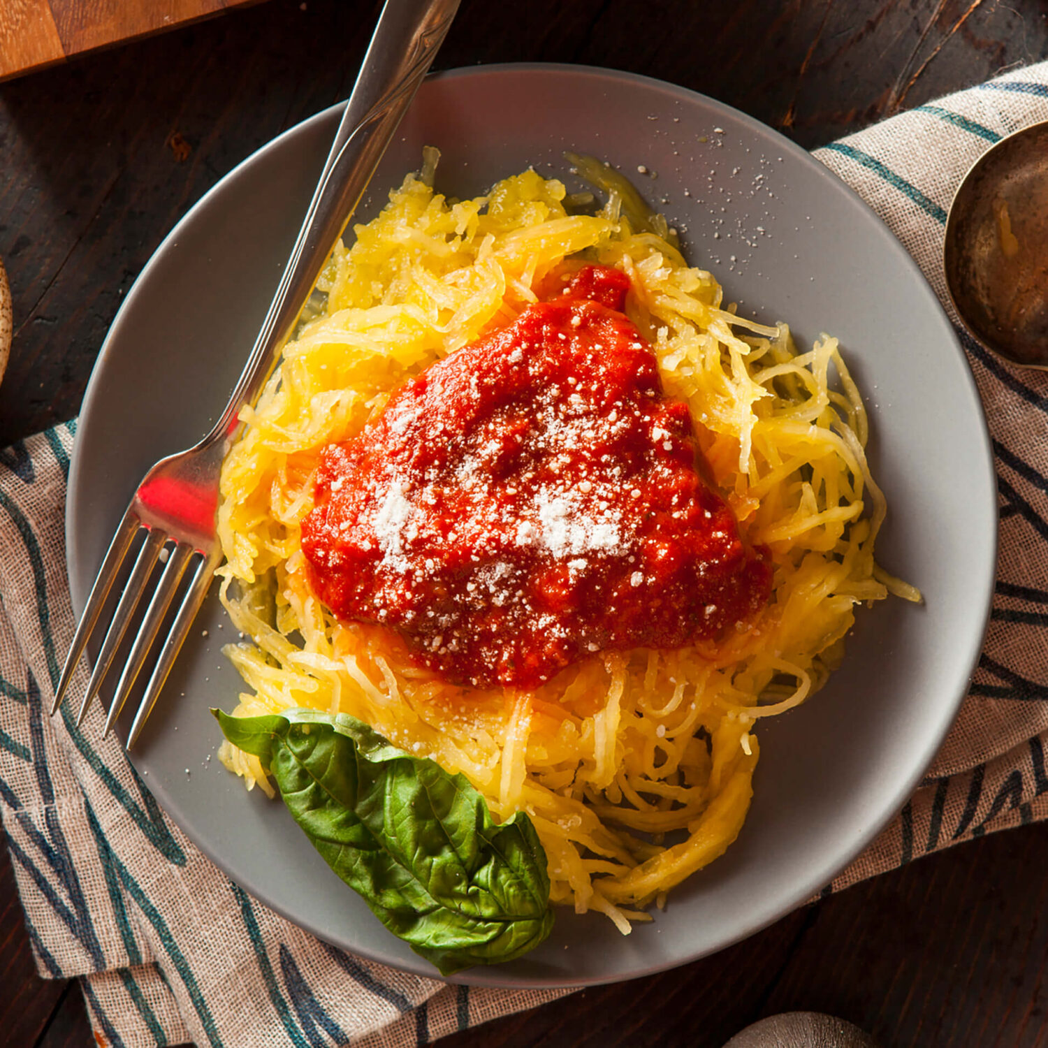assiette de courge spaghetti sauce tomate et fromage