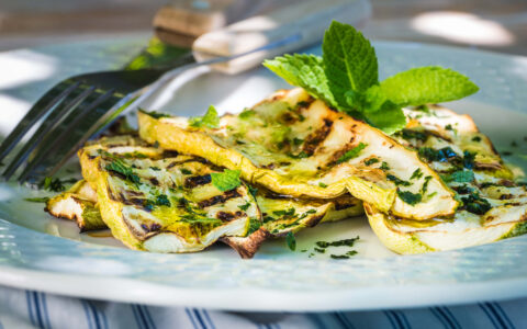 courgette grillées au parmesan sur une assiette avec couverts