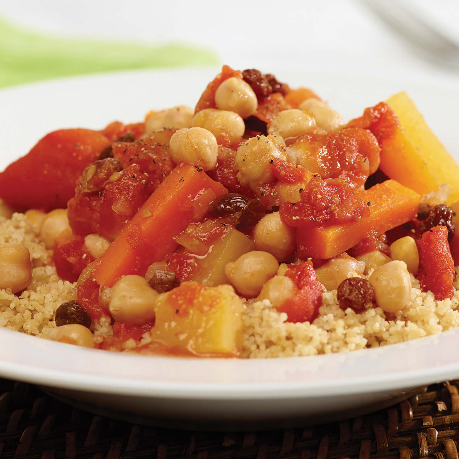 couscous de légumes et pois chiches dans une assiette blanche
