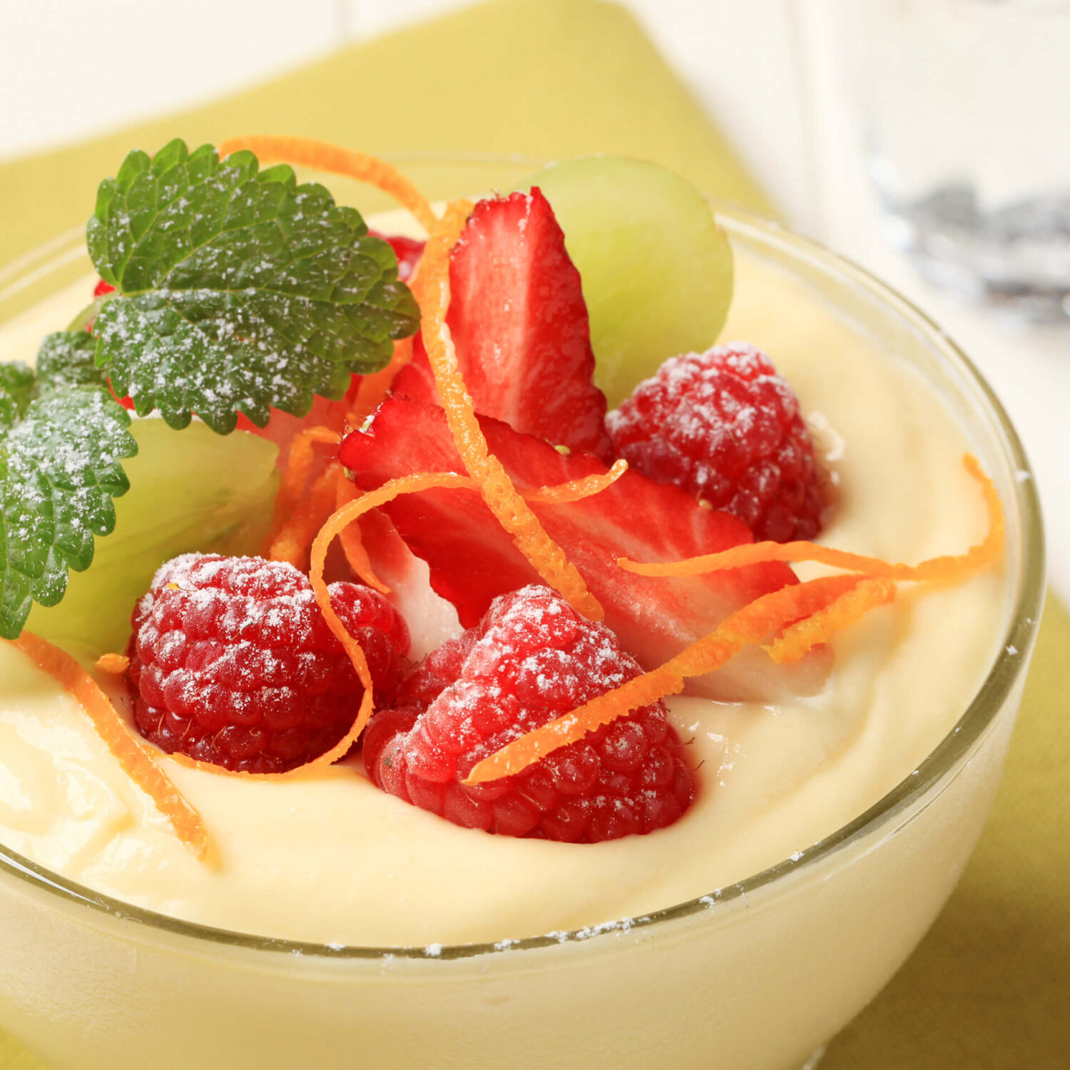 crème dessert aux bananes et fruits rouges dans un bol