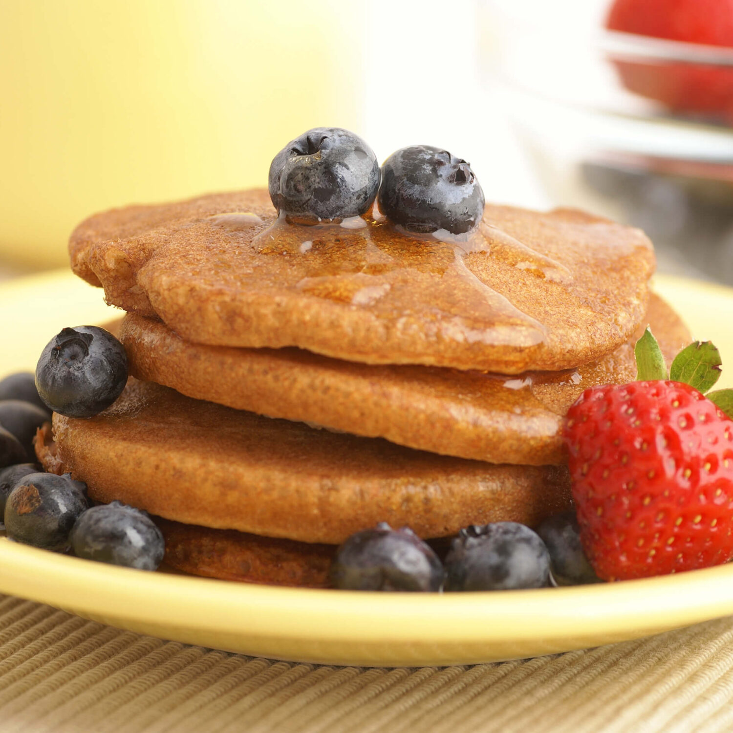 crêpes à l'avoine et fruits rouges dans une assiette jaune