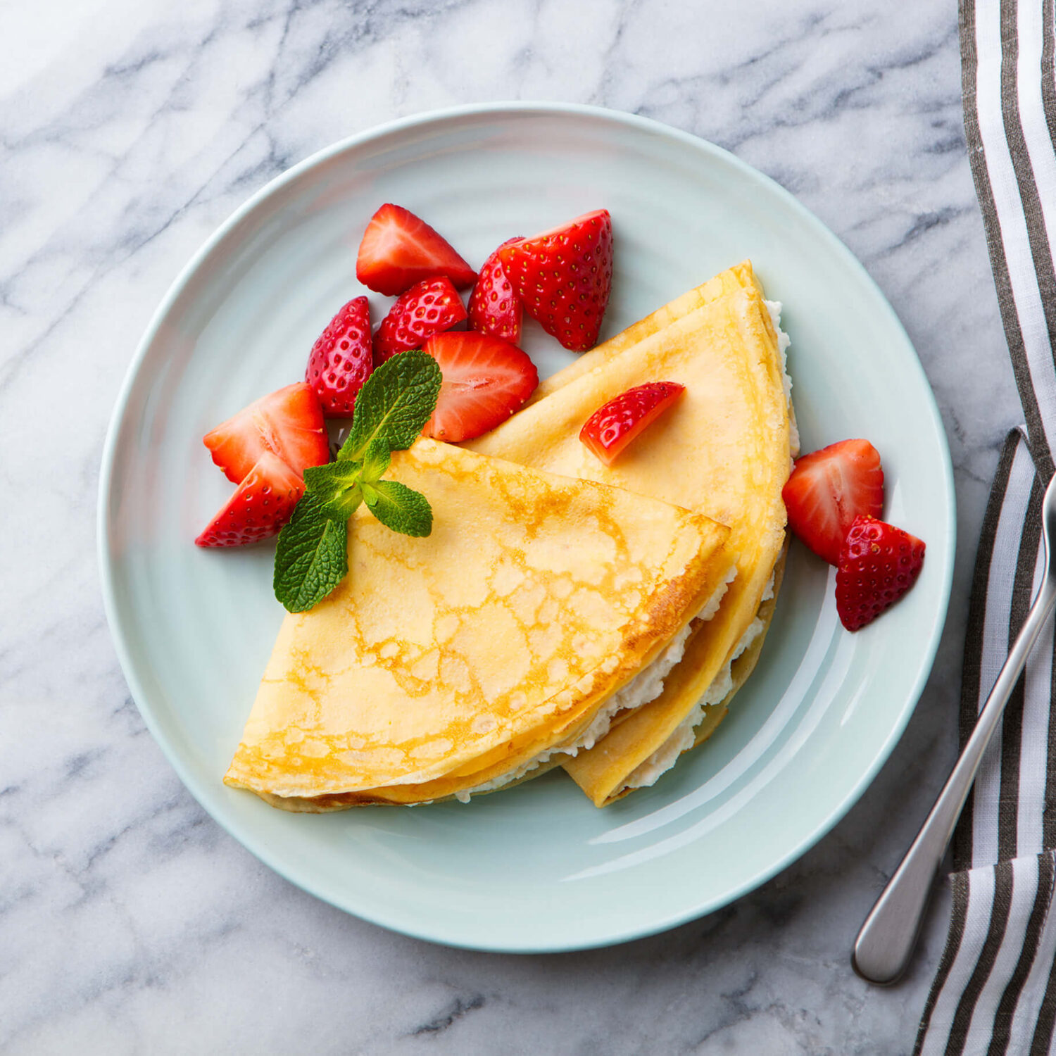 assiette de crêpes fromage cottage et fraises