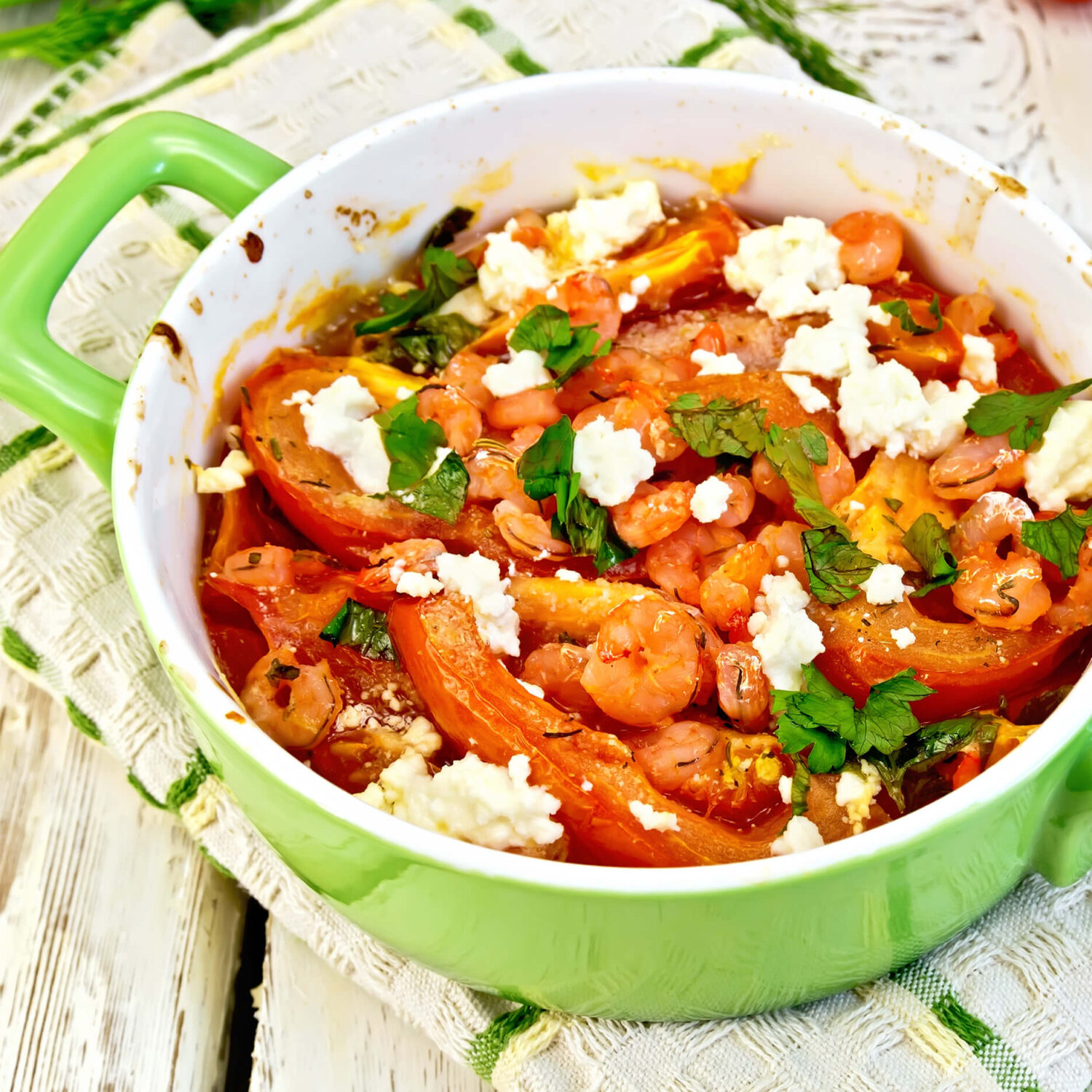 crevettes à la grecque dans un plat vert