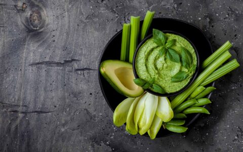 assiettes de légumes verts et trempette