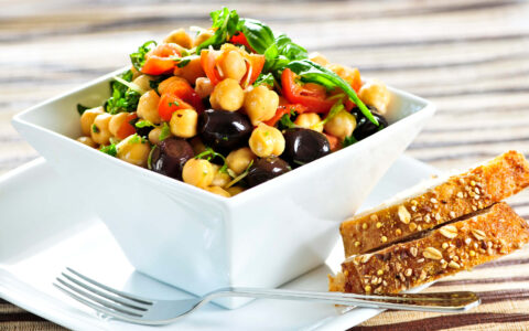 bol de salade et pois chiche et tranches de pain