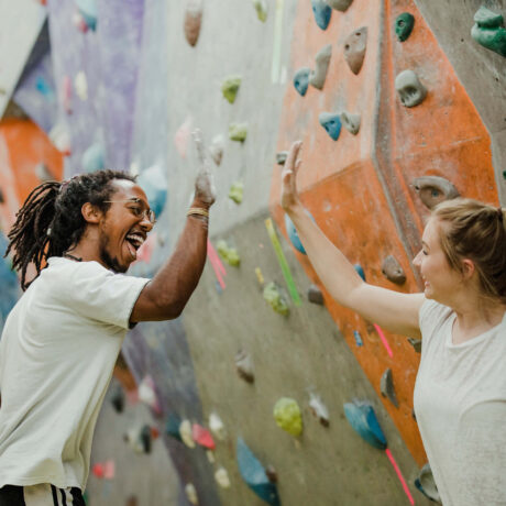 homme et femme sur un mur d'escalade