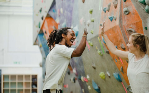 homme et femme sur un mur d'escalade