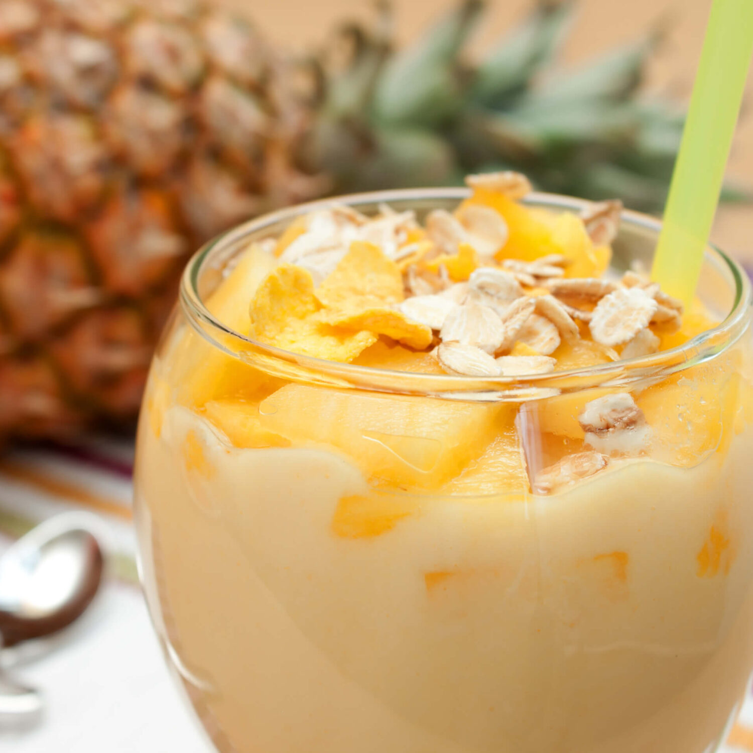 pina colada avec ananas dans un verre