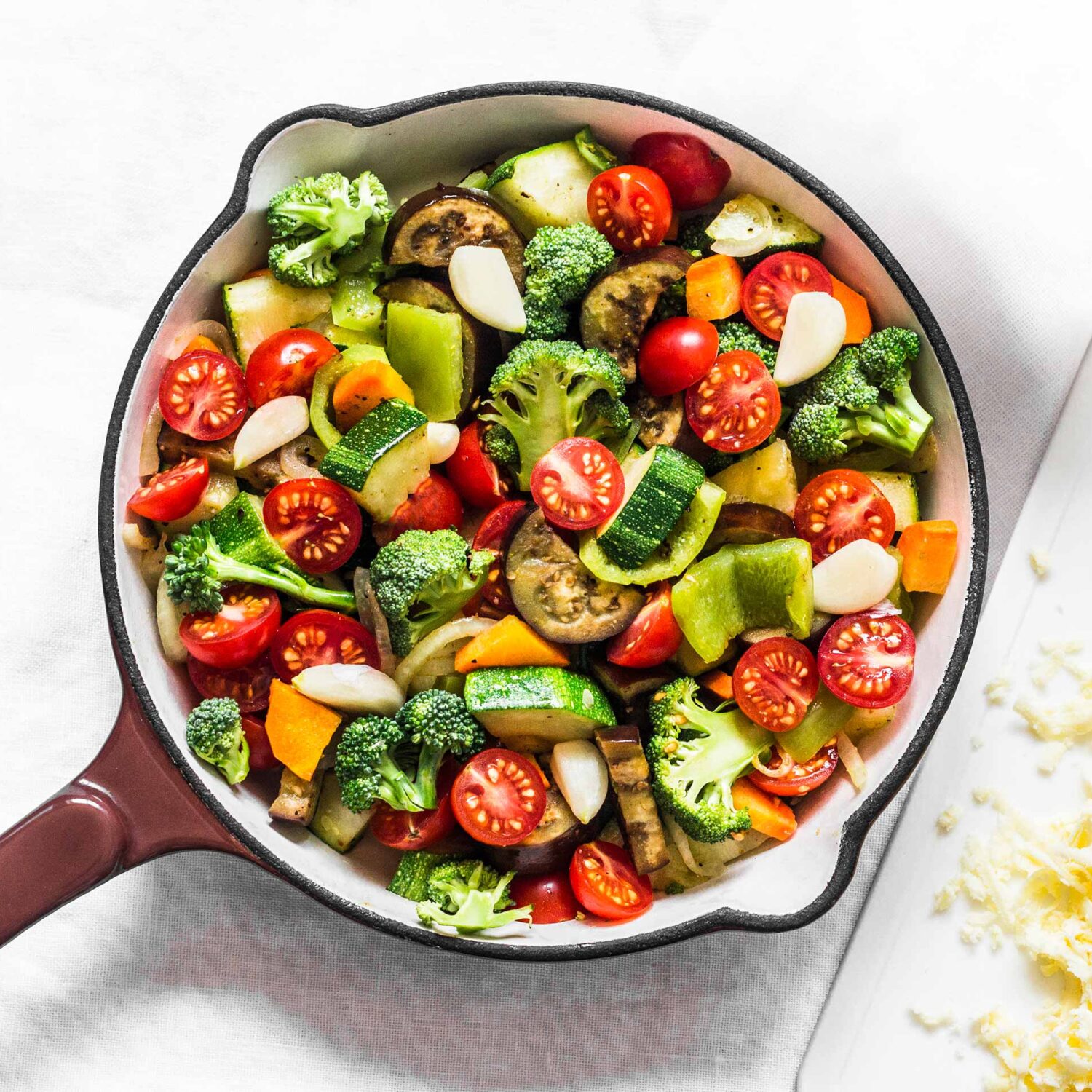 casserole de légumes colorés et fromage rapé