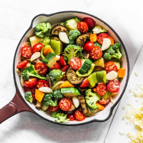 casserole de légumes colorés et fromage rapé