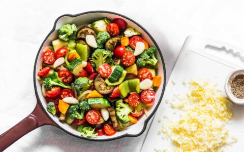 casserole de légumes colorés et fromage rapé