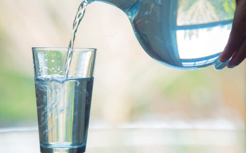 carafe et verre d'eau