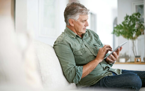 homme sur sa tablette tactile