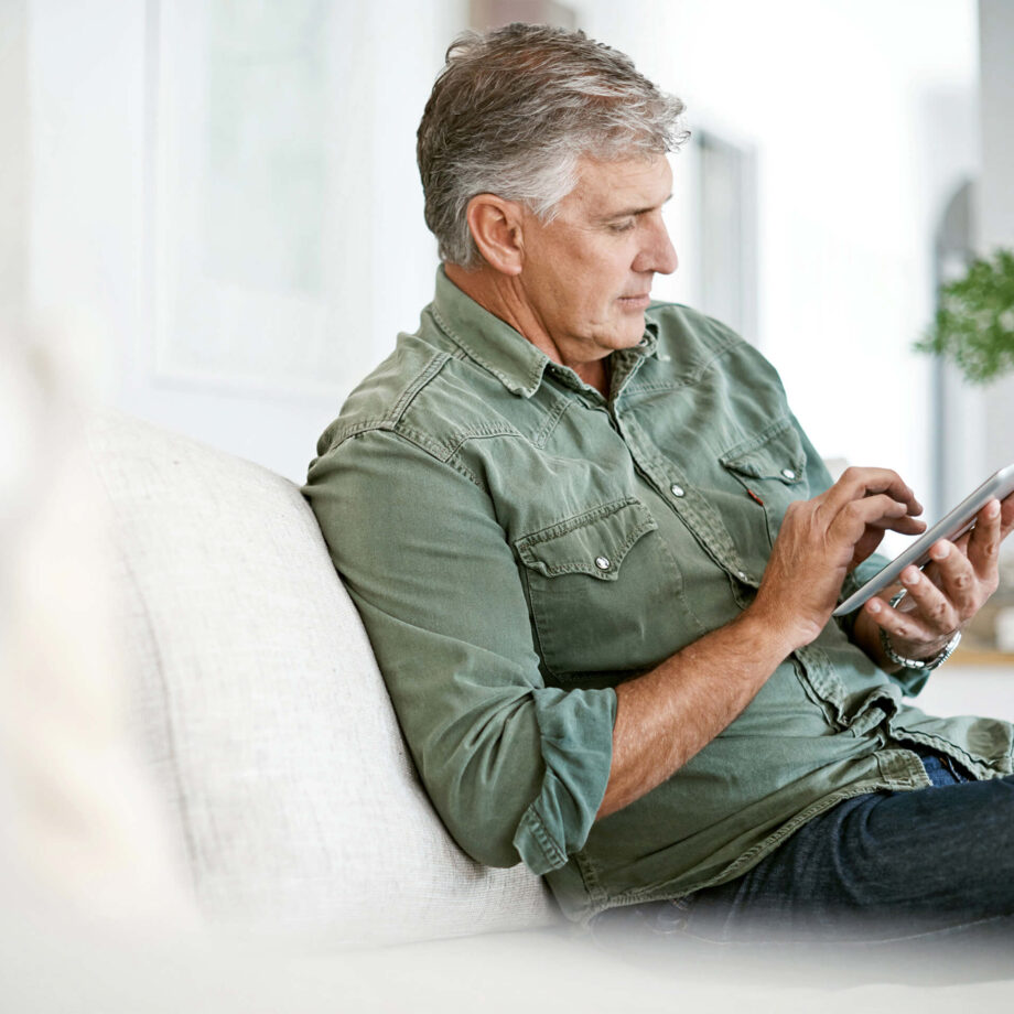 homme sur sa tablette tactile