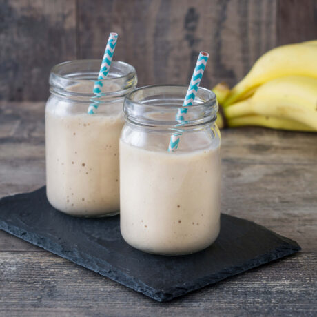deux smoothies aux bananes dans pots avec paille