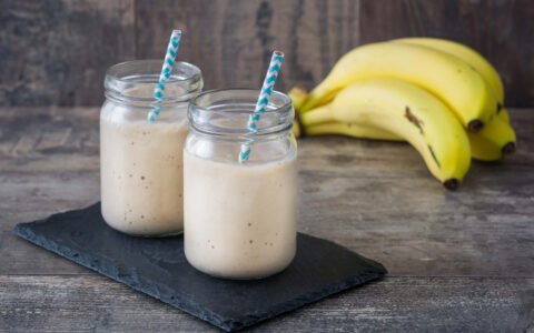 deux smoothies aux bananes dans pots avec paille