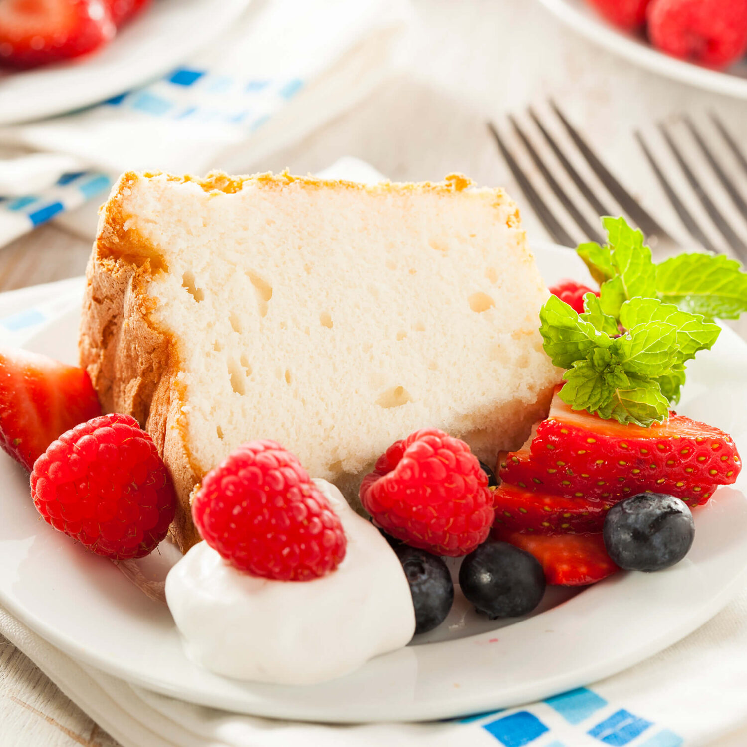 gâteau et fruits rouge dans une assiette