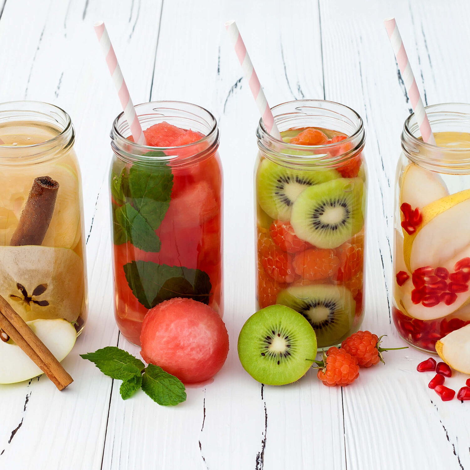 eaux fruitées pomme kiwi melon dans verres avec pailles