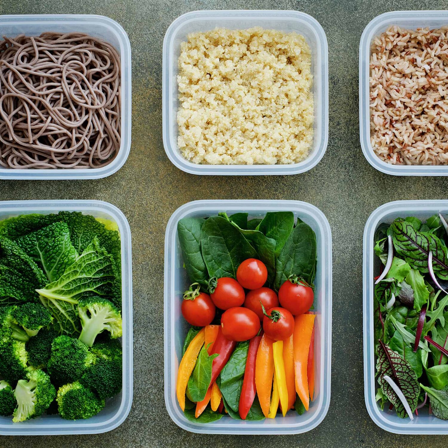 différents contenants de légumes et céréales