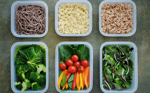 différents contenants de légumes et céréales