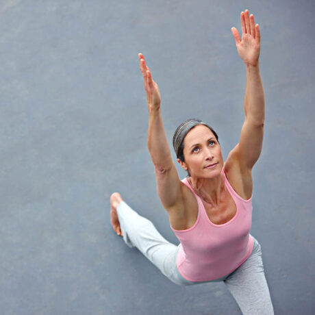 femme faisant du yoga