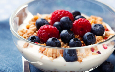 bol de yoghourt et fruits rouges