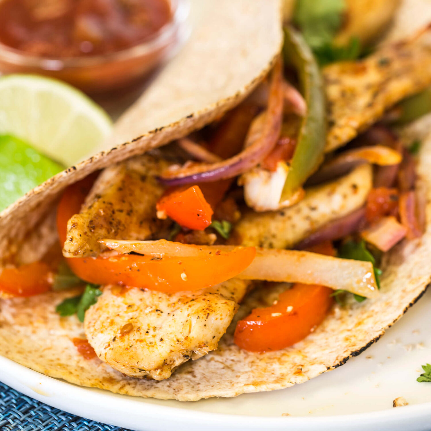 fajitas de poulet et légumes sur une assiette blanche