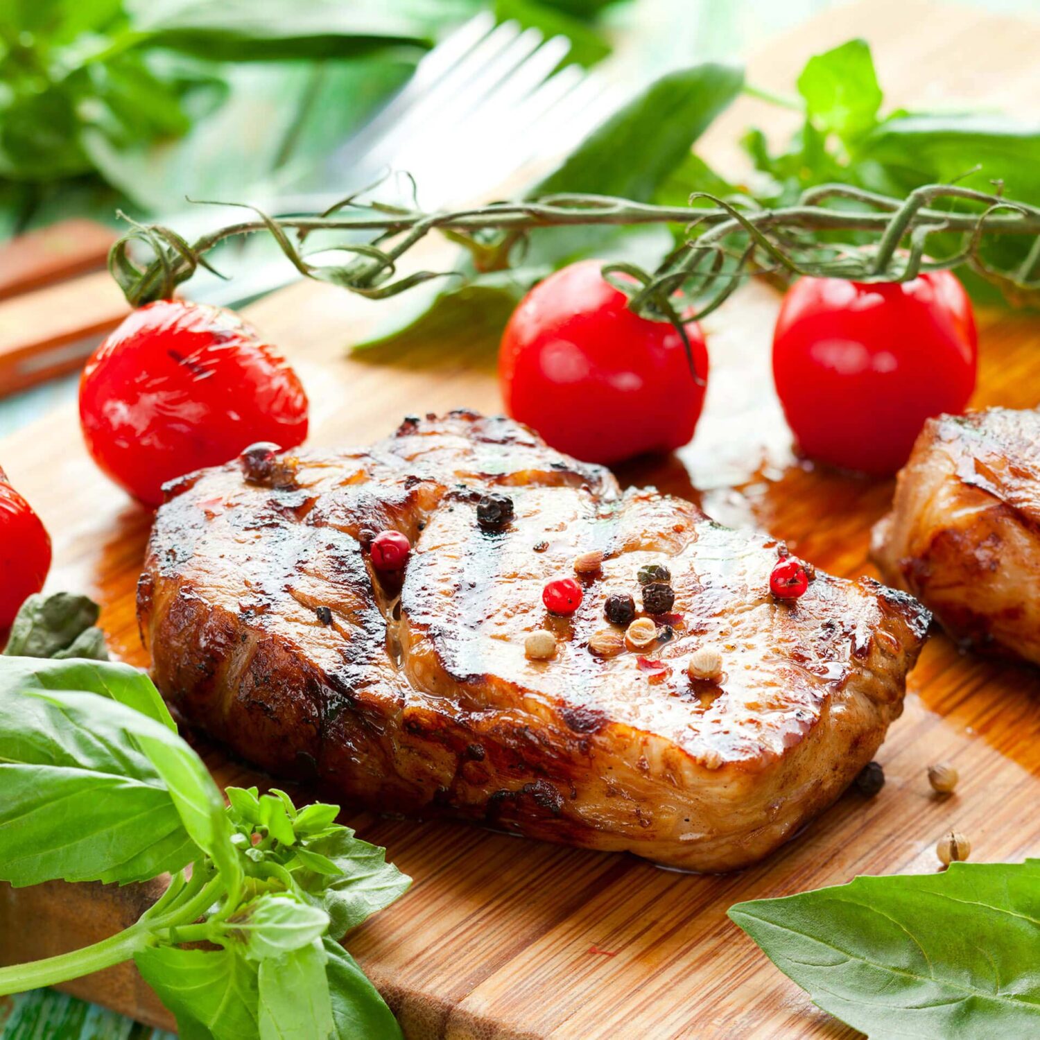 filet de veau tomates et basilic sur planche à découper
