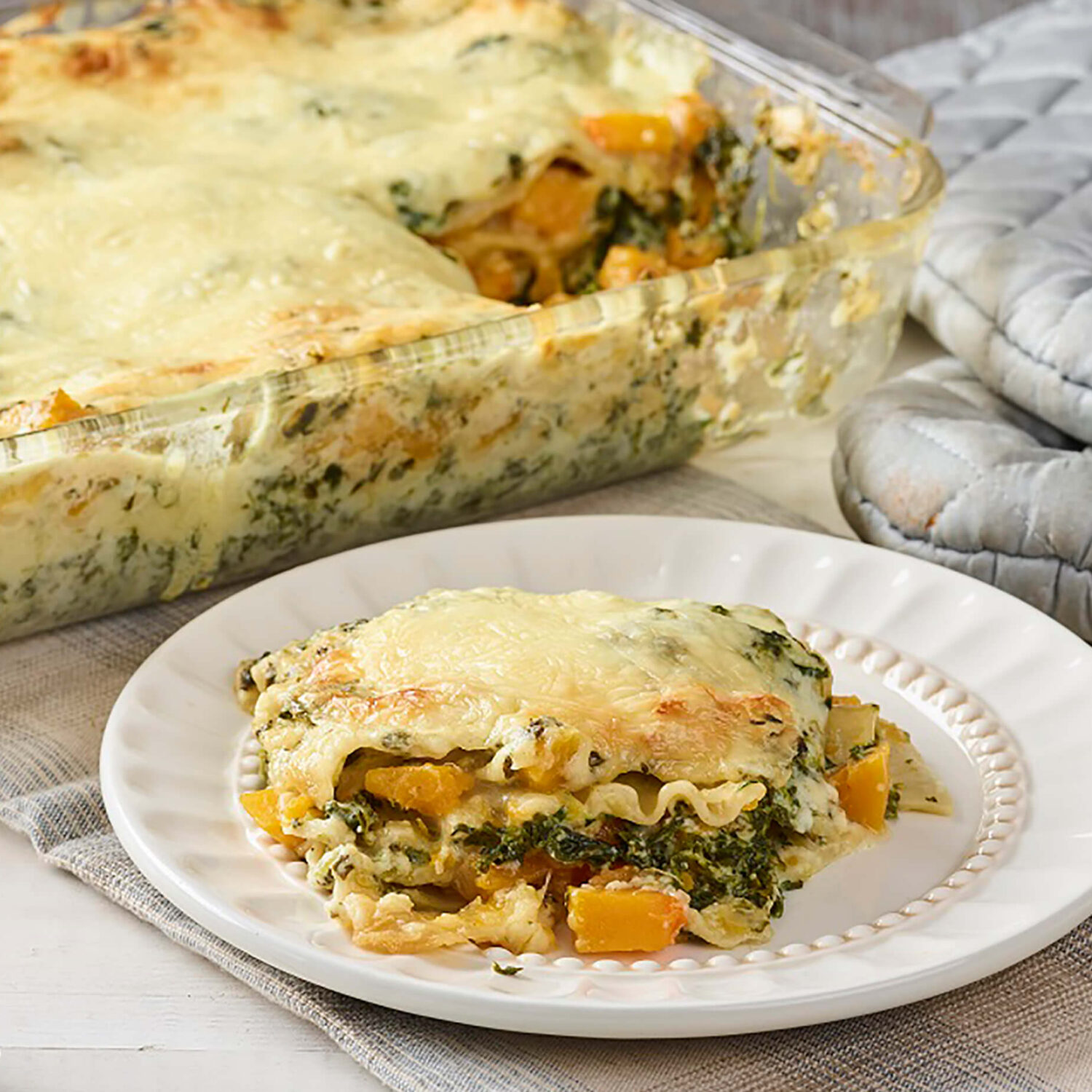 lasagnes végétariennes dans une assiette blanche