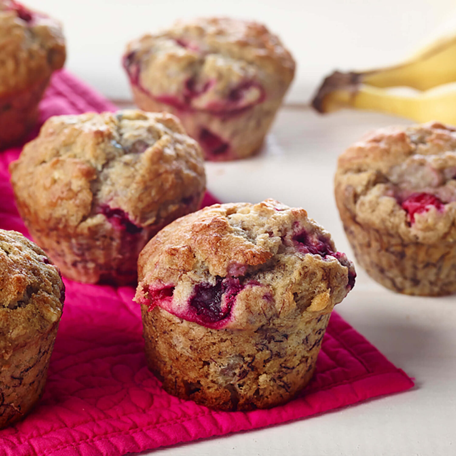 muffins aux fruits rouges sur une serviette rose