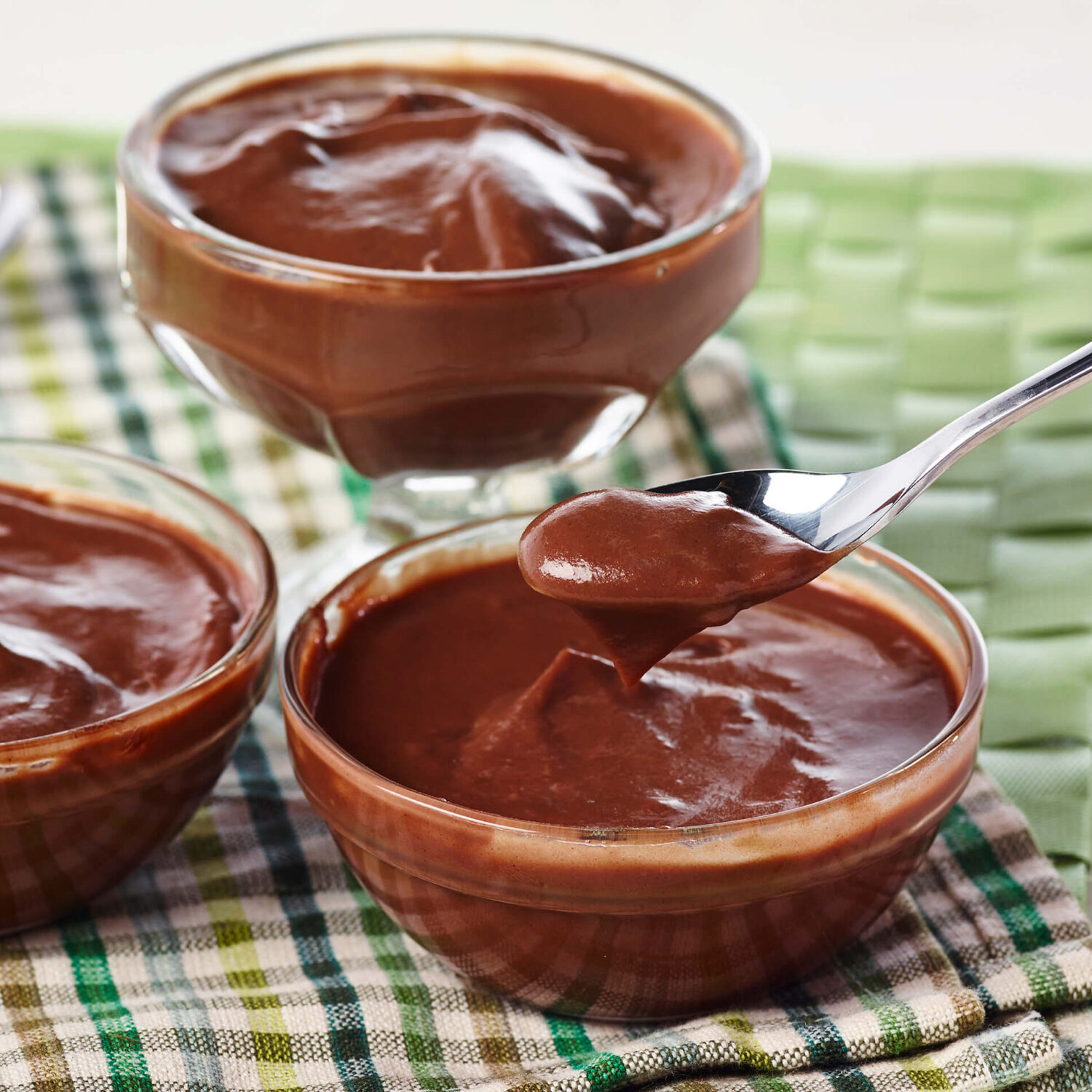 trois petits pots de poudding au chocolat