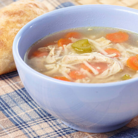 soupe de poulet et nouilles dans un bol bleu
