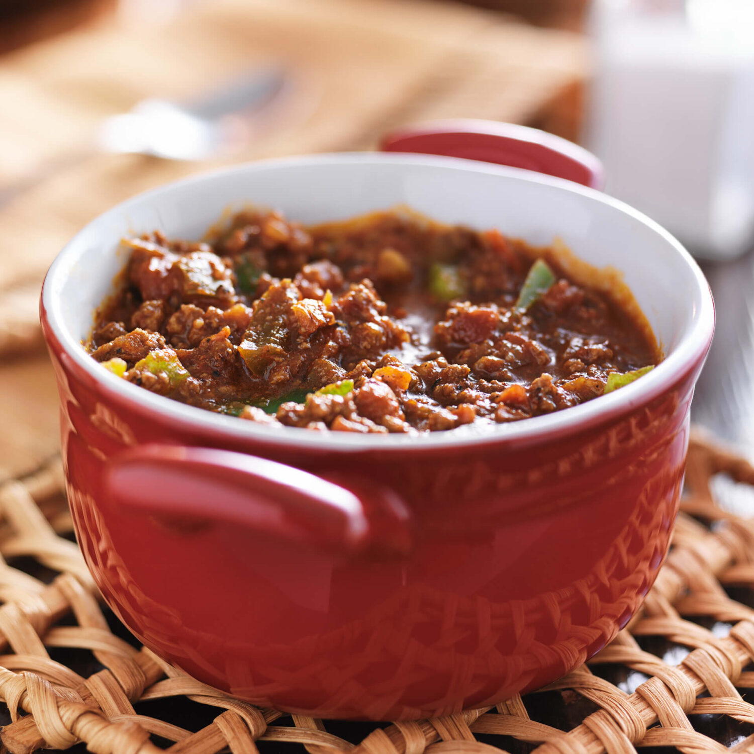 fricassée végétarienne dans un petit pot blanc et rouge