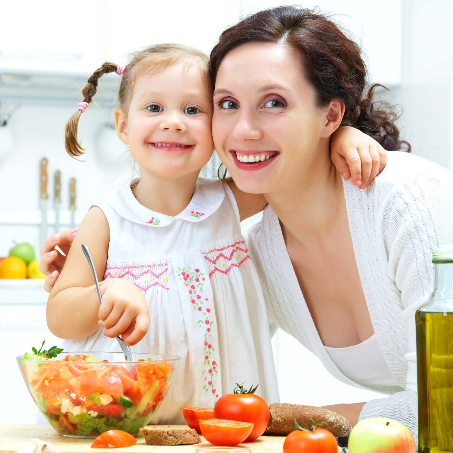 mère et fille préparent une salade