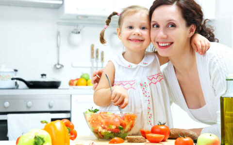 mère et fille préparent une salade