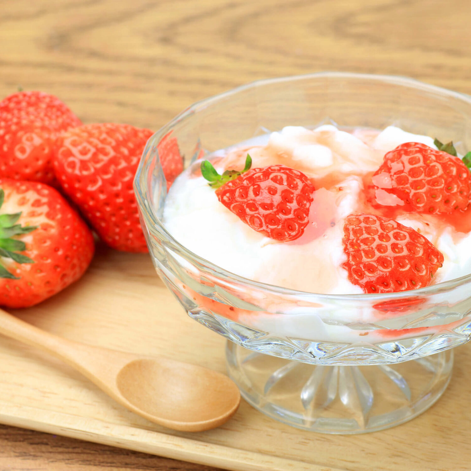 sauce veloutée et fraises sur un plateau en bois