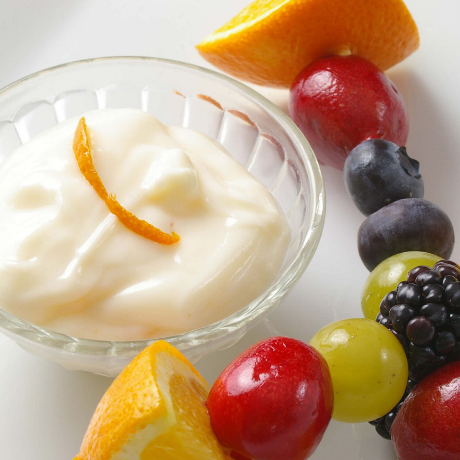 fruits en brochette et trempette dans un bol