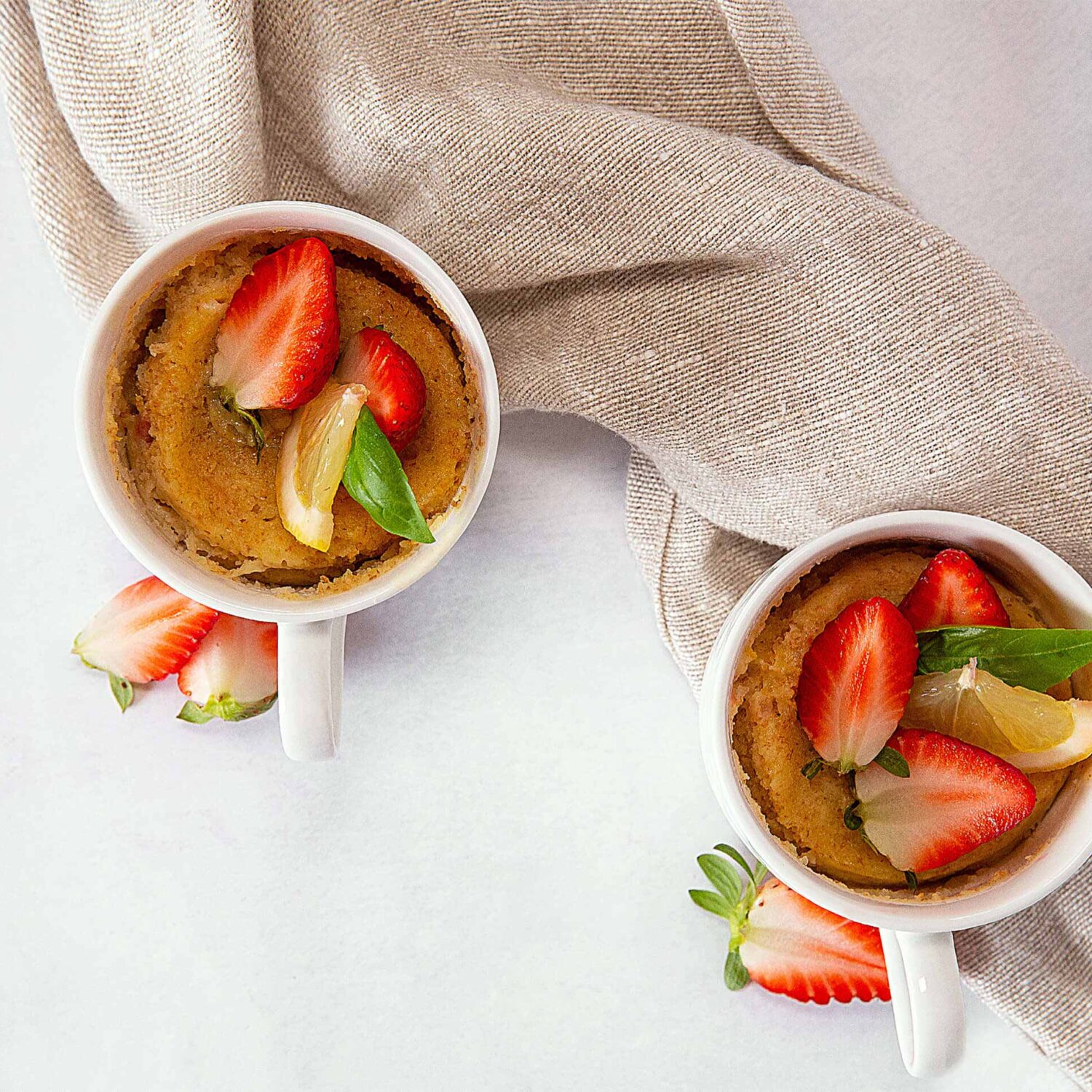 gâteaux et fraises dans une tasse
