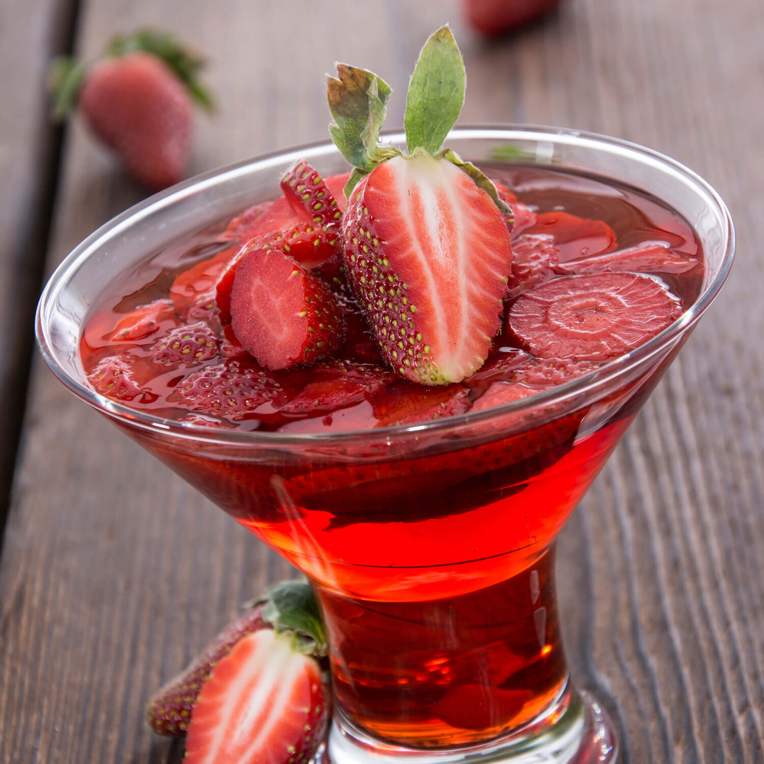 gelée fruitée aux fraises dans un ramequin