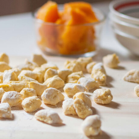 gnocchis à la courge sur une table blanche