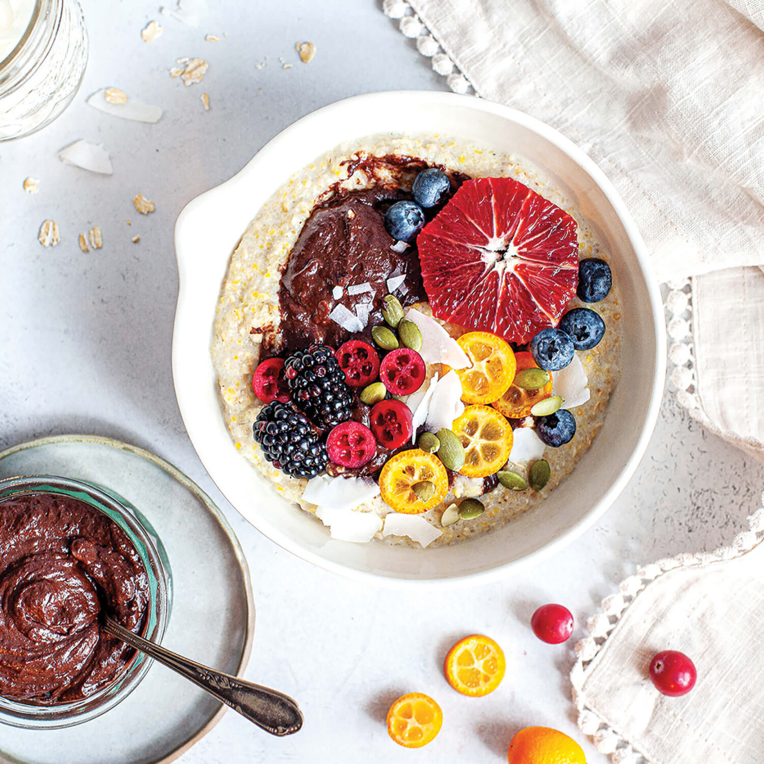 grau au chocolat et fruits dans un bol