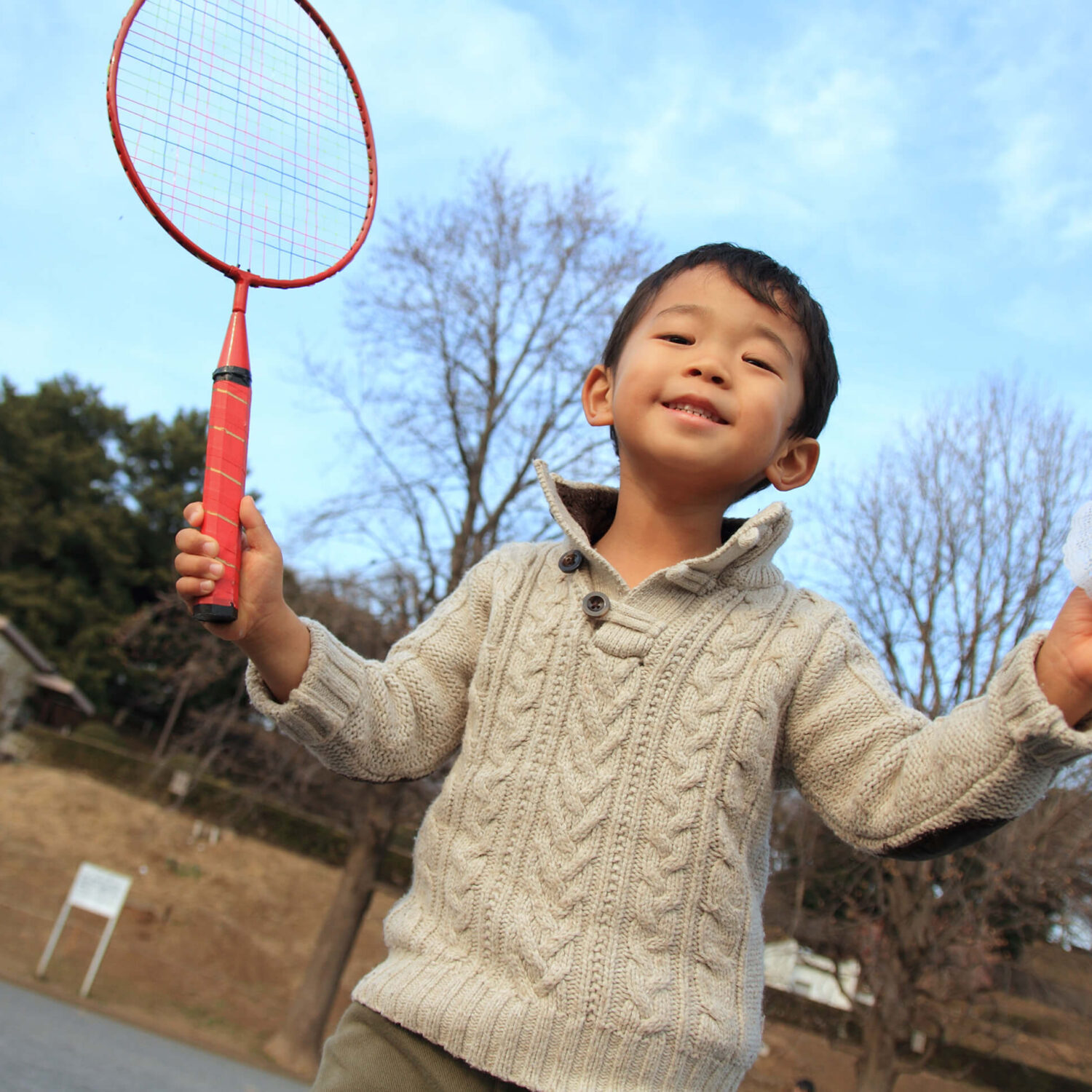 garçon jouant au badminton