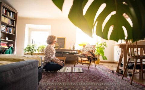 femme faisant une séance de méditation
