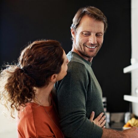 couple qui s'enlace dans la cuisine