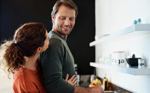 couple qui s'enlace dans la cuisine