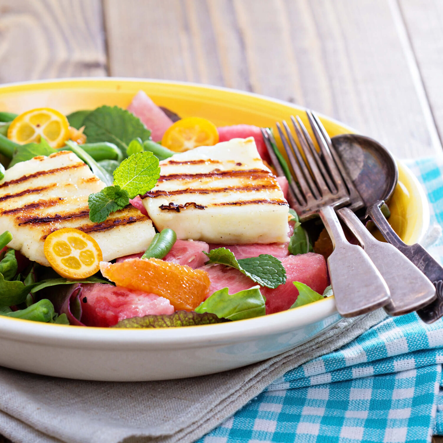 assiette de salade et poulet
