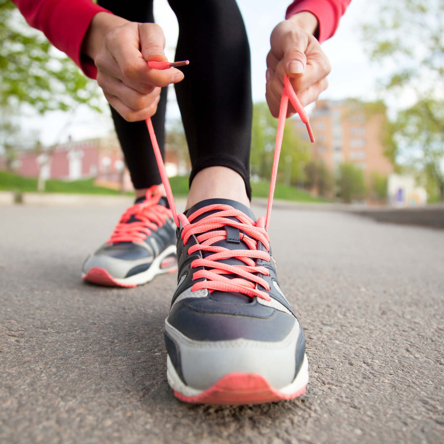 femme qui lasse ses chaussures de sport
