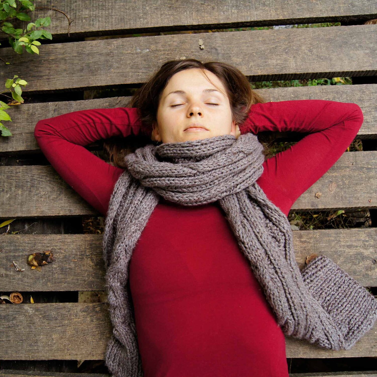 femme se relaxant en extérieur