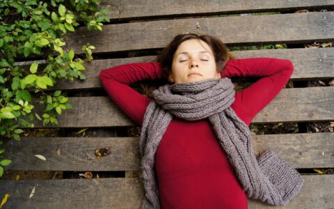 femme se relaxant en extérieur